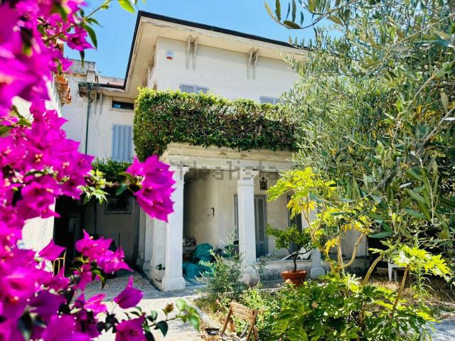 Case e ville in vendita di 560 m² in Via Werther Muttini, 44