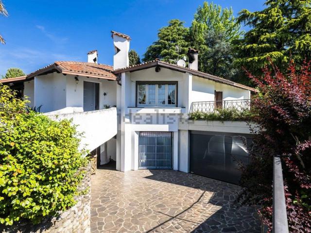 Case e ville in vendita di 560 m² in Via U. Foscolo, 9