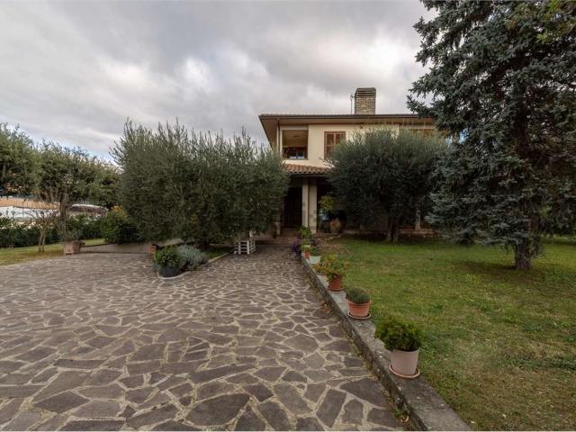 Case e ville in vendita di 562 m² in Via Los Angeles