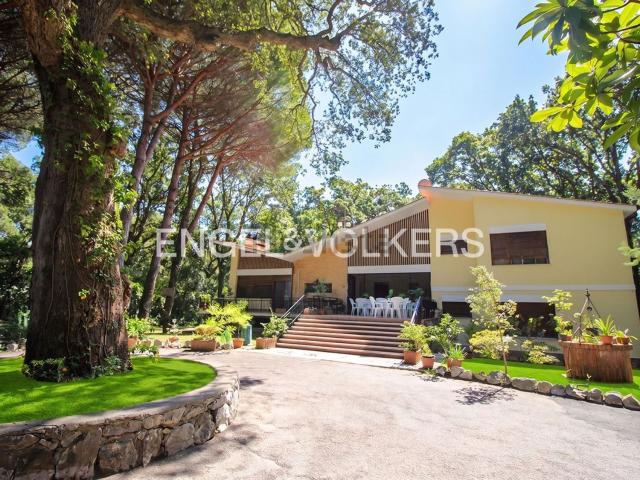 Case e ville in vendita di 564 m² in Viale delle Querce, 18
