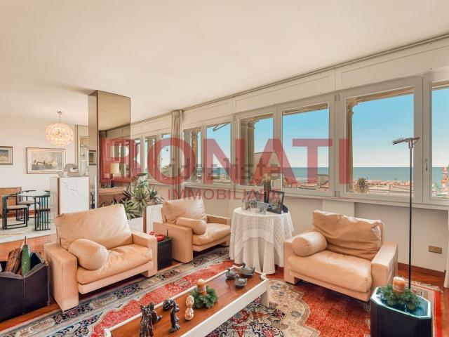 Case e ville in vendita di 564 m² in Viale Giosuè Carducci, 37