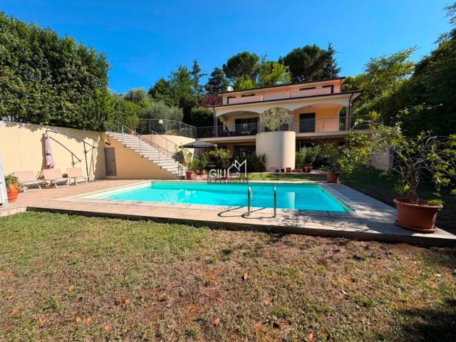 Case e ville in vendita di 565 m²