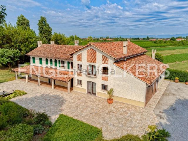 Case e ville in vendita di 565 m² in Via Caorle, 79