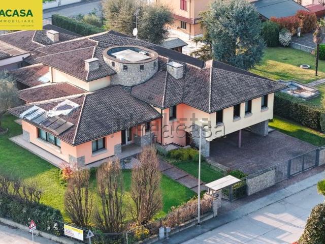 Case e ville in vendita di 565 m² in Via V. Bellini