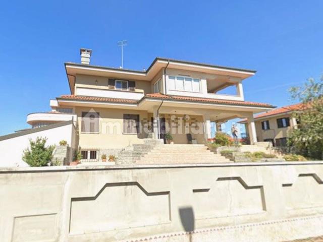 Case e ville in vendita di 566 m² in Via XXV Aprile, 8