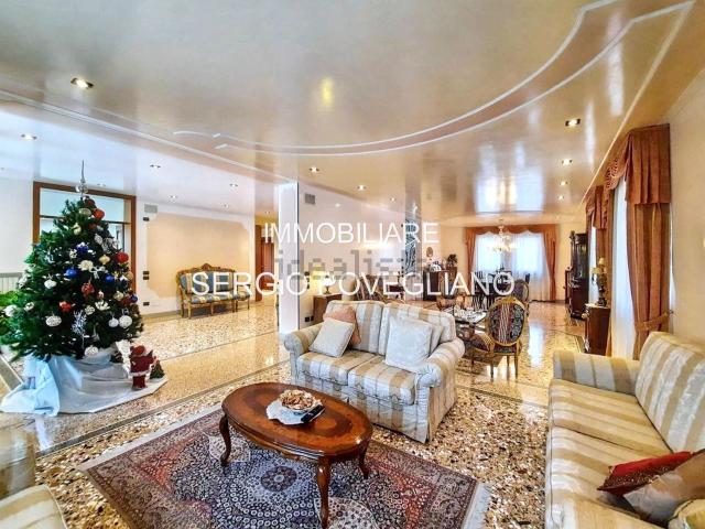 Case e ville in vendita di 567 m² in Viale Brigata Treviso, 22