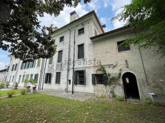 Case e ville in vendita di 568 m² in Via Udine