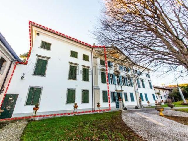 Case e ville in vendita di 568 m² in Via Udine