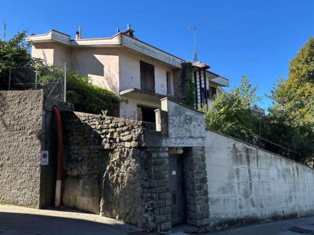 Case e ville in vendita di 569 m² in Via Giardini