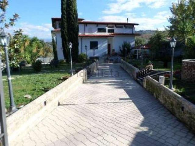 Case e ville in vendita di 570 m²