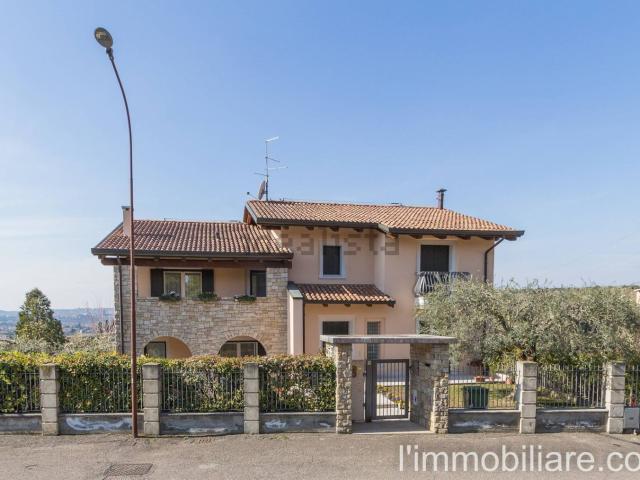 Case e ville in vendita di 570 m² in Via degli Archi, 16