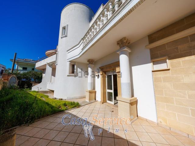 Case e ville in vendita di 570 m² in Via F. Crispi