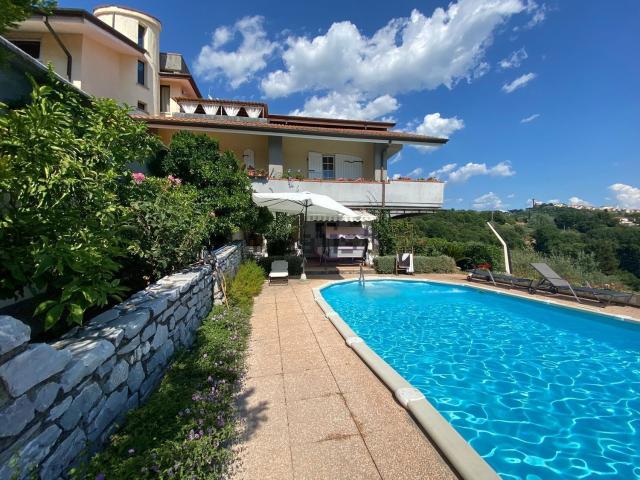 Case e ville in vendita di 570 m² in Via Montecchio, 70