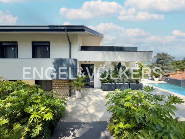 Case e ville in vendita di 570 m² in Via Panoramica