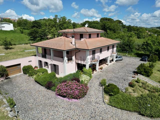 Case e ville in vendita di 570 m² in Contrada Colle dell&apos Orso, 53