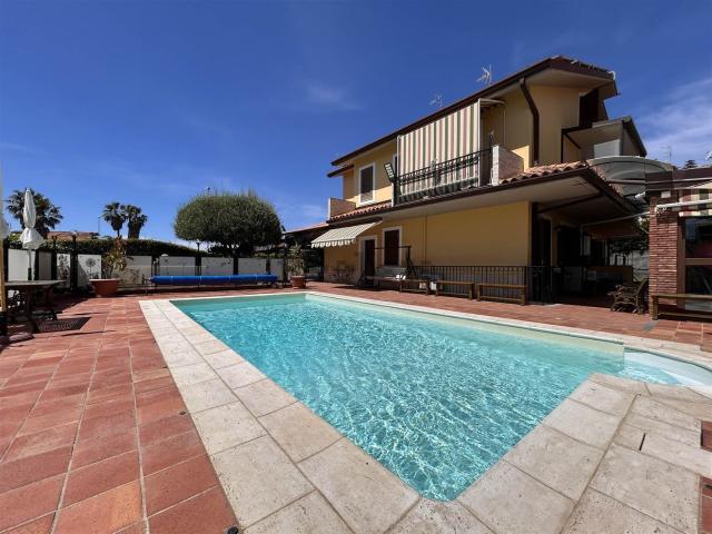 Case e ville in vendita di 572 m²