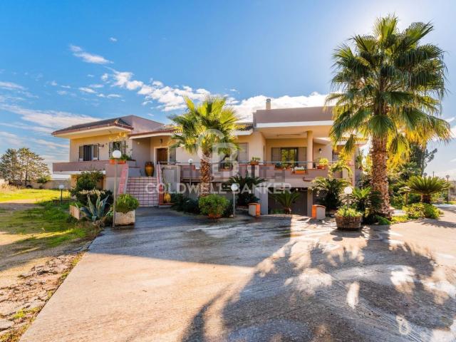 Case e ville in vendita di 575 m² in Via Ippolito Nievo