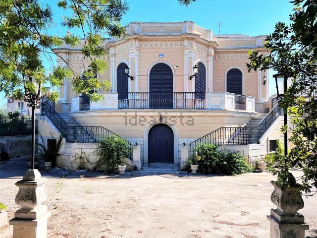 Case e ville in vendita di 580 m² in Via Capirro I
