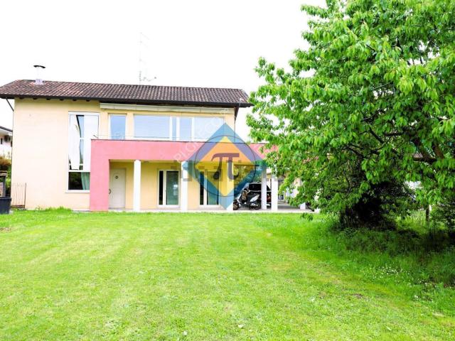 Case e ville in vendita di 580 m² in Via Monviso, 9