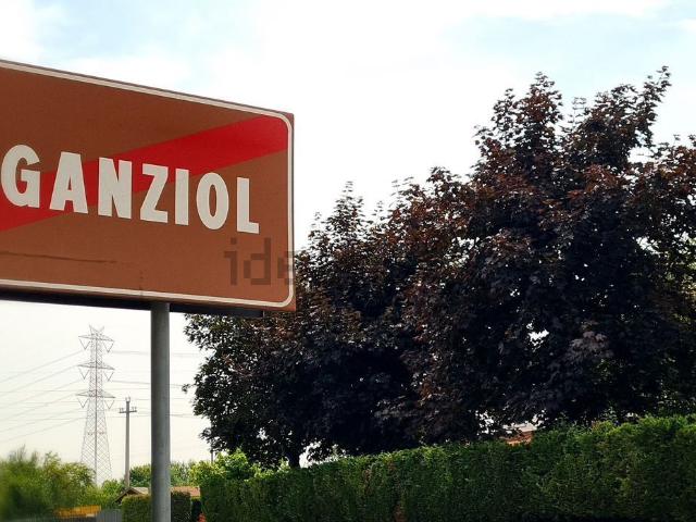Case e ville in vendita di 581 m² in Via della Croce, 35