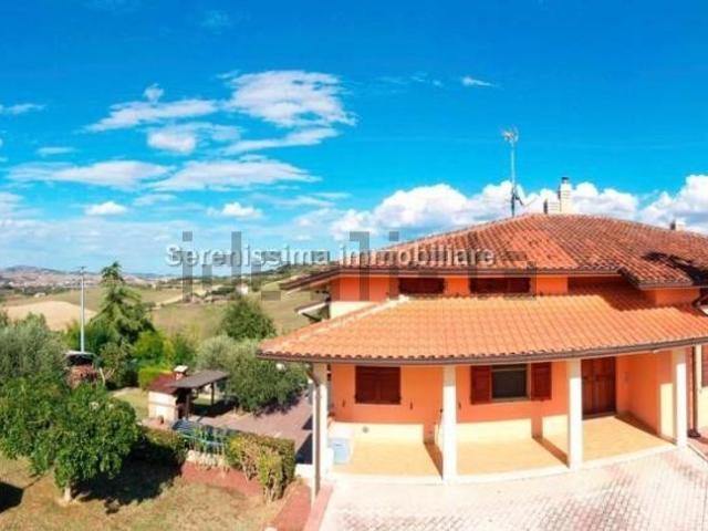 Case e ville in vendita di 585 m² in Via Ripe