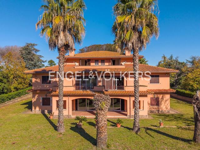 Case e ville in vendita di 586 m² in Via Nazareno Strampelli