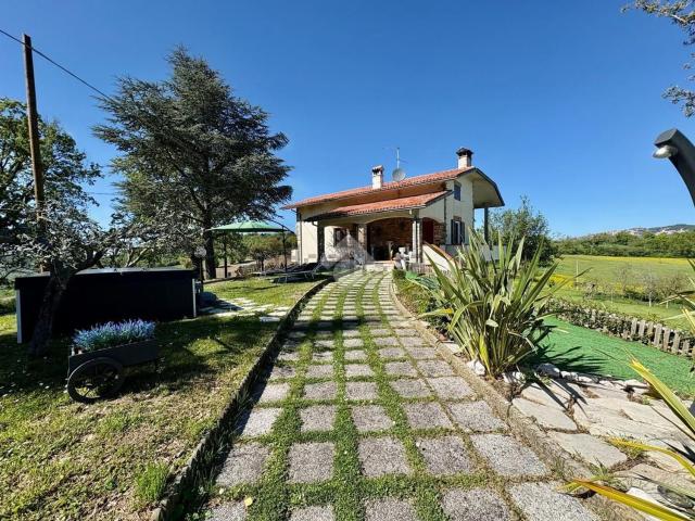 Case e ville in vendita di 588 m² in Via Colbianco