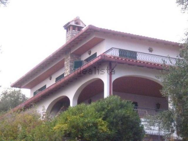 Case e ville in vendita di 590 m²