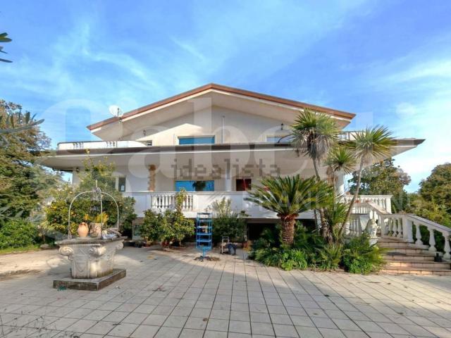 Case e ville in vendita di 591 m² in Via Publio Ovidio