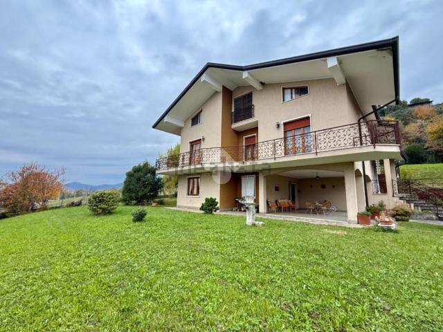 Case e ville in vendita di 595 m² in Via P. Fontana Roux, 1