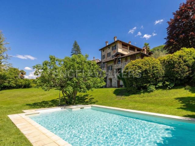 Case e ville in vendita di 595 m² in Via Unica, 22
