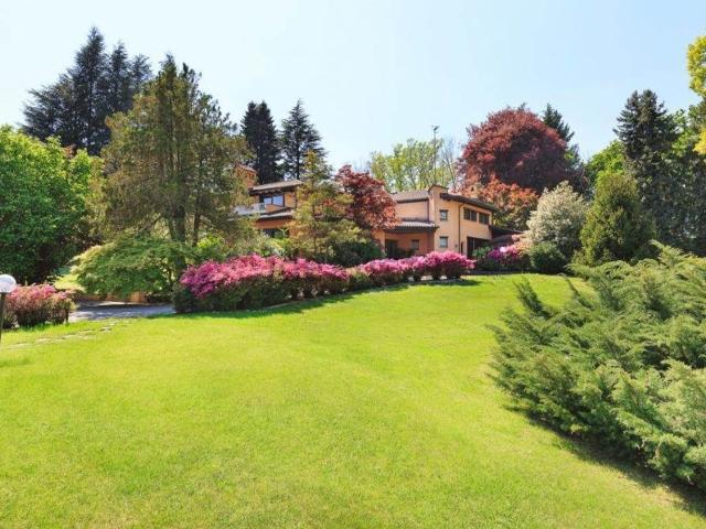 Case e ville in vendita di 600 m² in Via Monte Rosa