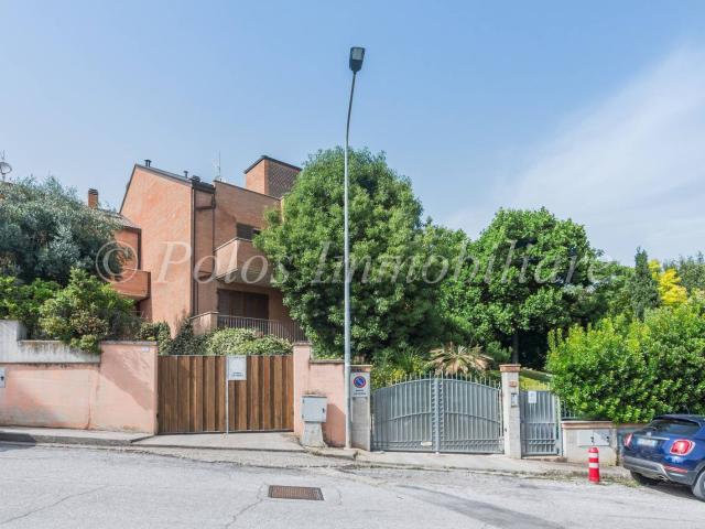 Case e ville in vendita di 600 m² in Via Beniamino Gigli, 8
