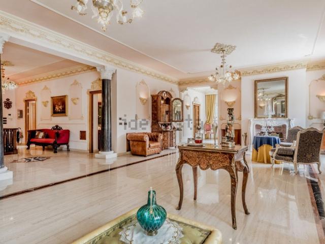 Case e ville in vendita di 600 m² in Via dei 5 Archi