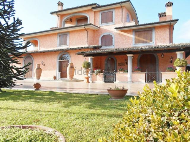 Case e ville in vendita di 600 m² in Via Maremmana, 39
