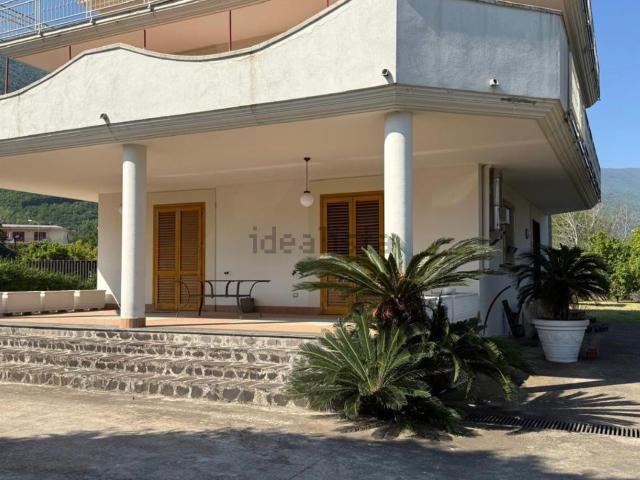 Case e ville in vendita di 600 m² in Via Petrone