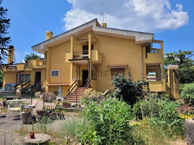 Case e ville in vendita di 600 m² in Via Tuscolana