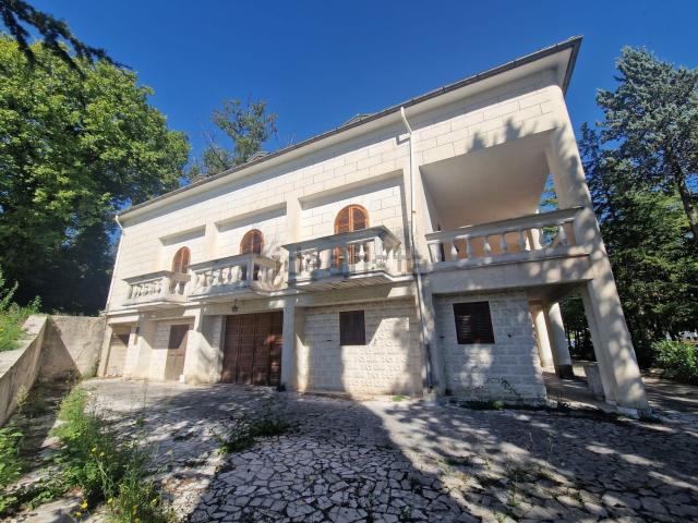 Case e ville in vendita di 600 m² in Viale 3 Marzo 1970, 181