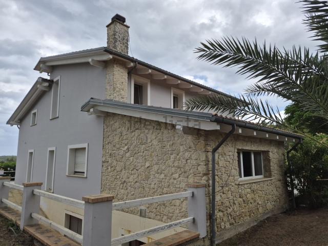 Case e ville in vendita di 600 m² in Viale dei Tulipani, 34