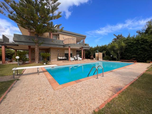 Case e ville in vendita di 600 m² in Borgo Fiorito, 13