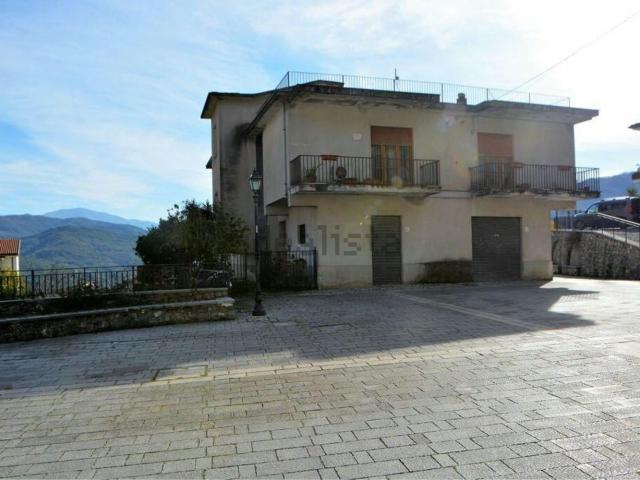 Case e ville in vendita di 600 m² in Piazza Umberto I, 12