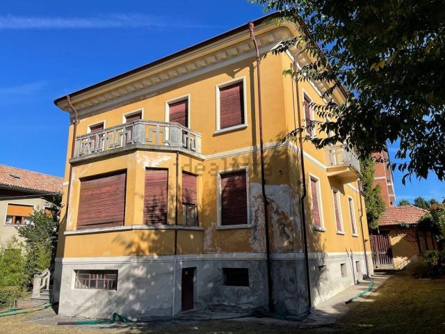 Case e ville in vendita di 605 m² in Via Cassinasco, 47