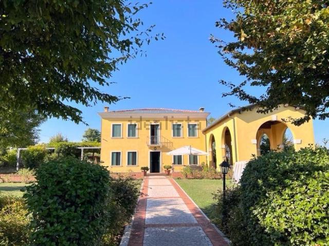 Case e ville in vendita di 605 m² in Contrada Agugliana