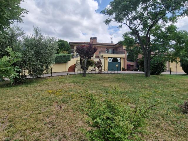 Case e ville in vendita di 609 m² in Via Saragusa