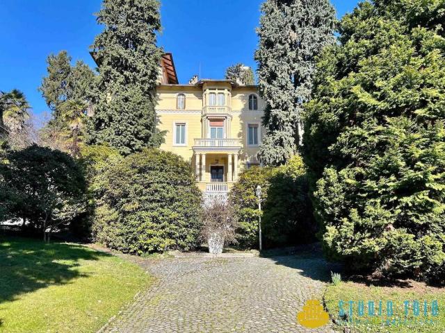 Case e ville in vendita di 610 m² in Via delle Ville, 16