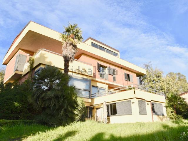 Case e ville in vendita di 610 m² in Via Mongibello