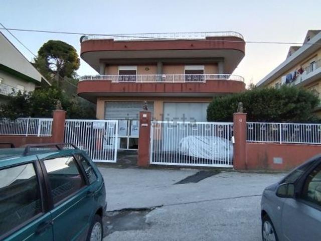 Case e ville in vendita di 610 m² in Via Maria Teresa di Calcutta