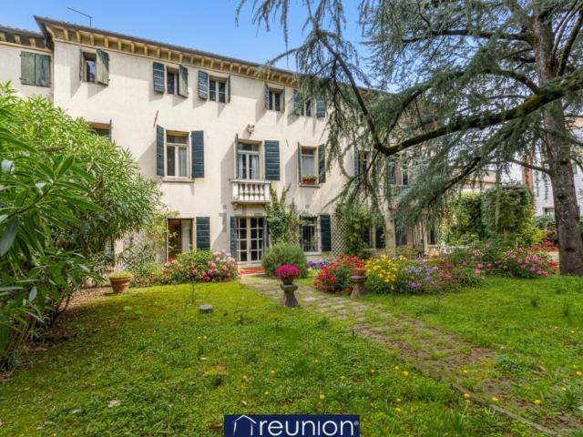 Case e ville in vendita di 614 m² in Via B. Baldrocco, 1