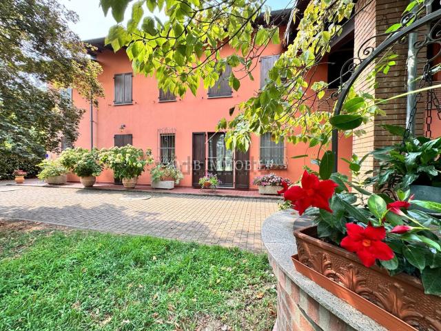 Case e ville in vendita di 619 m² in Via Binasco, 45