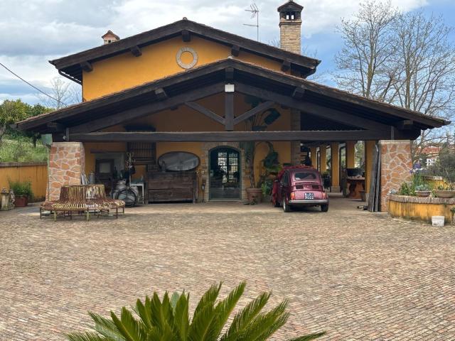 Case e ville in vendita di 620 m² in Via di Casalotti